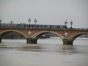 un tramway sur le pont de pierre